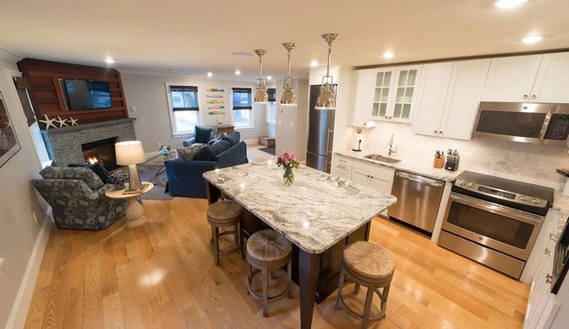 Open Concept w/Fireplace, 5 min to Mansions