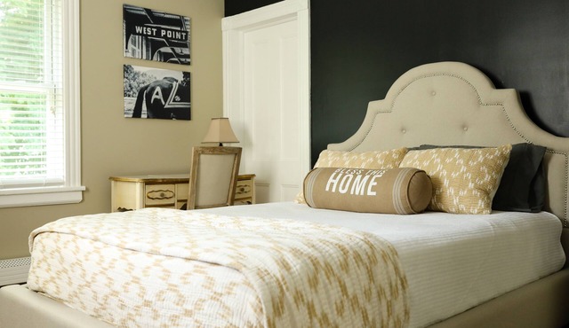 Our Rockbound Highland Home - 2 Blocks from Thayer Gate - 1/2 Block to Main St.