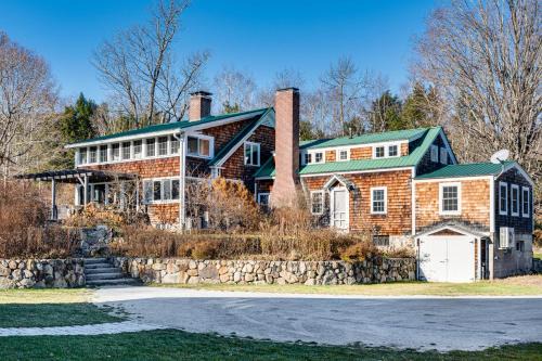 Outdoor Fireplace & Pool Table: Tamworth Home!
