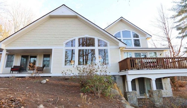 Owl`s Nest 4 bedroom home with Mountain Views!
