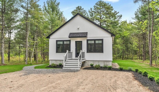 Owl’s Nest Cozy Cabin with Hot Tub Near Lake & Trails