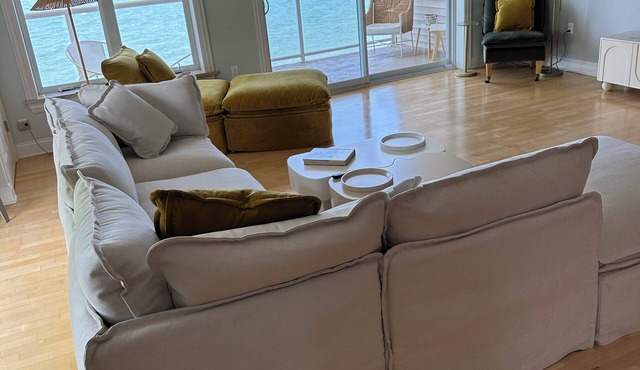 Panoramic Lake Erie Sunset Views~Spacious 3BR/3BA Lakefront Retreat!