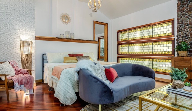 Park Suite: Luxury, artistically decorated suite with garden tub