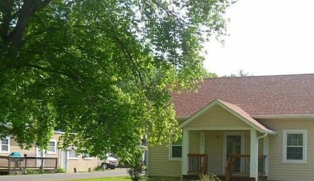 Peaceful 2-bedroom/2-bathroom house with WiFi and AC in serene Shady Side