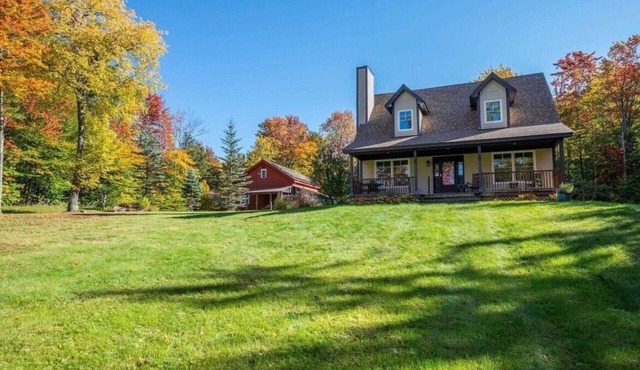 Peaceful 3-bedroom+loft house perfect for relaxing stays close to Stratton