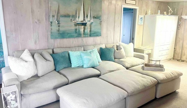 Peaceful & bright oceanfront cottage in beautiful Westbrook near West Beach!