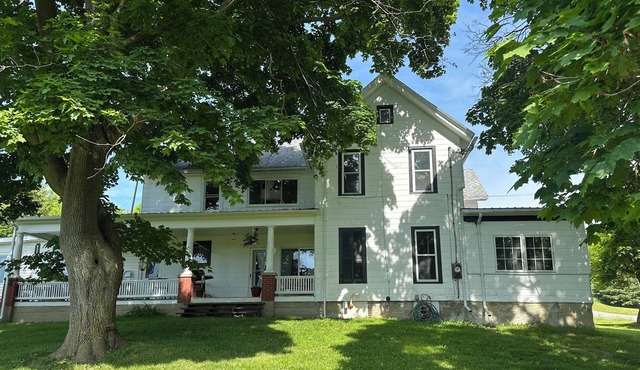 Peaceful country farmhouse, 2 bedrooms-all amenities for your comfort !