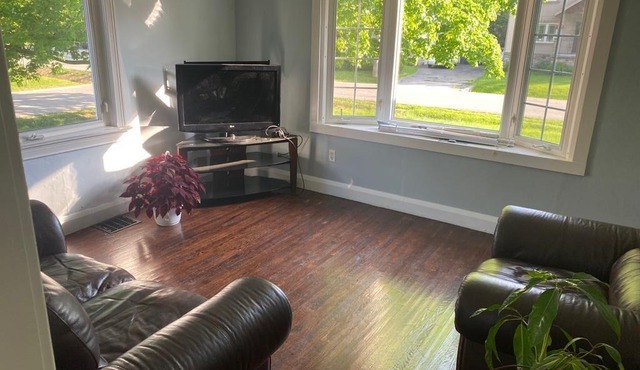 Peaceful, cozy 4 bedroom house walking distance to the lake, 15 mins to Downtown