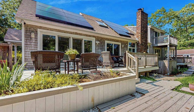 Peaceful home convenient to bike path, beaches, shopping, dining & entertainment