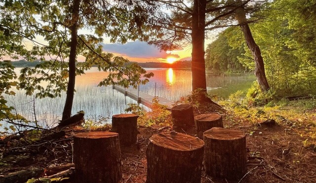 Peaceful Lakefront Refuge in the Woods