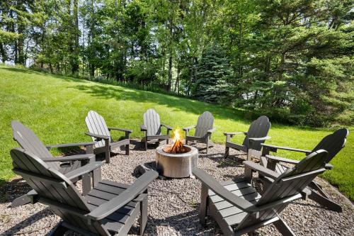 Peaceful Lakeview Cottage lake access & fire pit