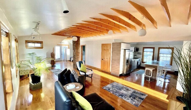 Peaceful Loft with inspiring view, modern design near grocery store,restaurants.