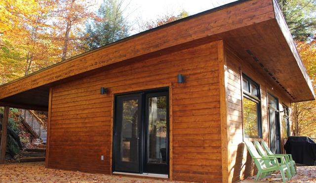 Peaceful modern cottage on lake nestled in the woods & pet friendly