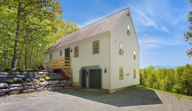 Peaceful mountain home w/amazing views; close to hiking trails & quaint towns