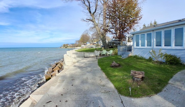 Peaceful retreat on the Shores of Lake Erie with access to the lake