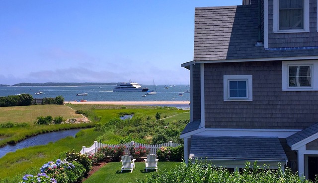 Perfect cottage/gorgeous view, steps to beach. AC, outdoor shower & grill, wifi