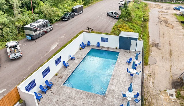 Perfect Gilford Stay Parking, Pool, WiFi & BBQ Incl