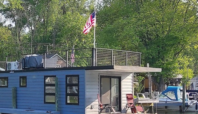 Perfect houseboat with 1 bedroom on the Cayuga Seneca Canal in Waterloo NY
