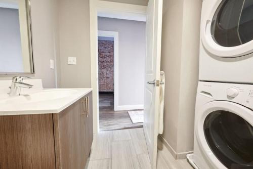 Pet Friendly 3 Bed 2 Bath steps to Beacon Hill
