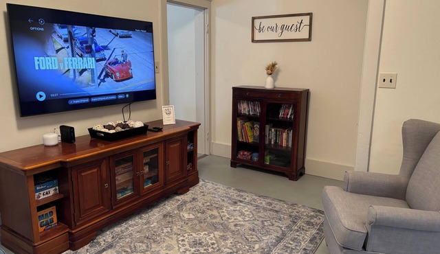 Pet Friendly 3-bedroom house with AC in West Milton