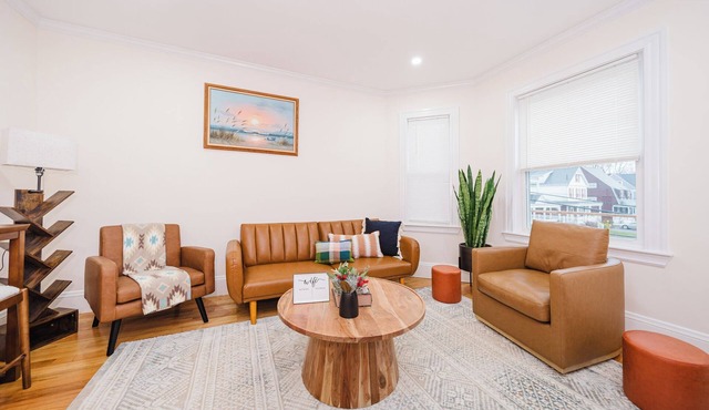 Pet friendly 5-Bedroom 3-full bath Boston Home, Subway access & Scenic View 76