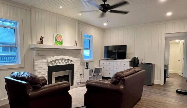 Pet friendly Cottage on Mary Lake - must see