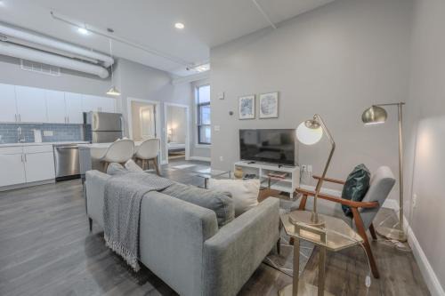 Pet Friendly Downtown Boston Elevator Washer Dryer