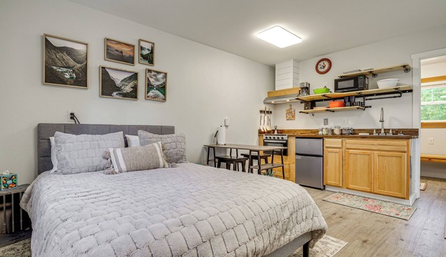 Pet-Friendly Quaint Cottage: Park-Like Setting in Monroe