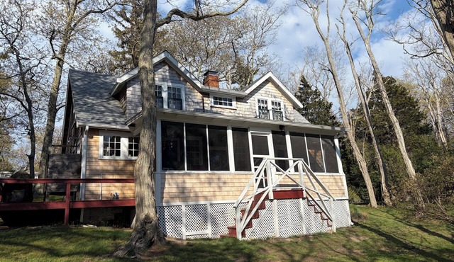 Pet Friendly Quiet Cottage; 1/2 mi to Lambert's Cove Beach