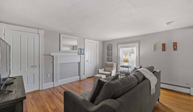 Pet-Friendly Remodeled Exeter 2Bed1Ba Parking & Laundry in Exeter
