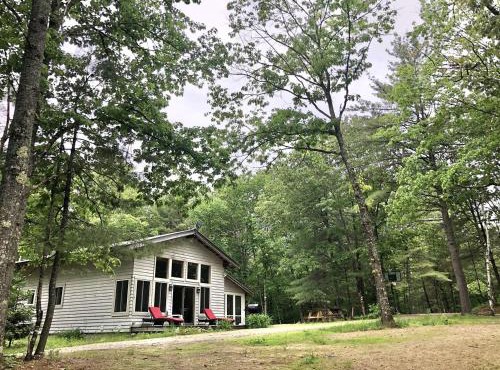 Pet-friendly Riverfront Cottage Amazing to Immerse into the Wildlife in Hiram, Maine