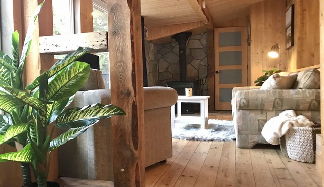 Petit Chalet Rustique Moderne au Coeur des Laurentides Vous Charmera à Coup sur in Val-David