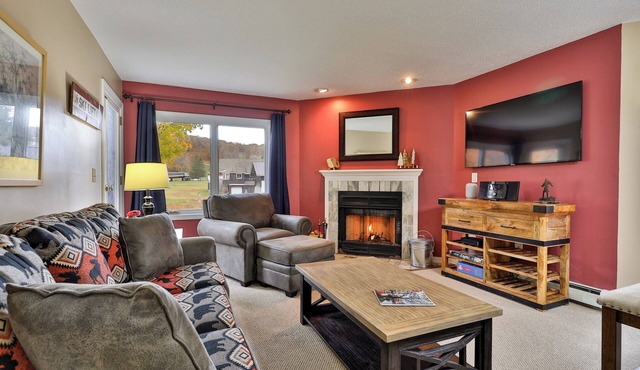 Pico Mountain Getaway: 3BR Ski-In Vibes at Pico