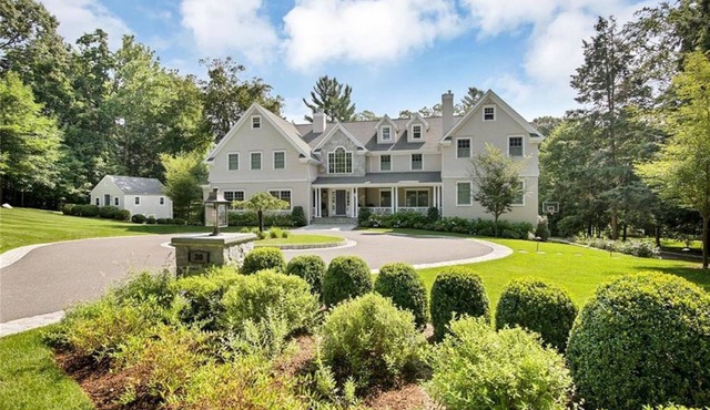 Pied-à-terre in prestigious Long Lots area of Westport
