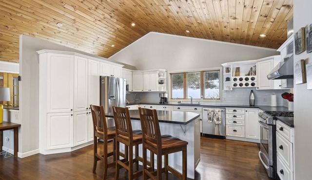 Pine Lodge: 4 br, fireplace, a/c, pool table, pond and deck!