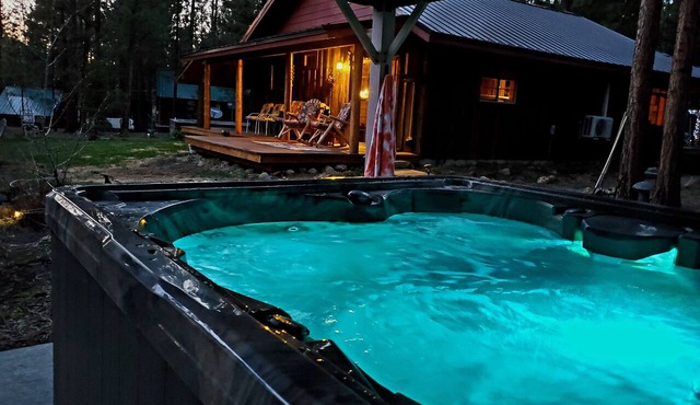 Pinecone Cabin, Couples Retreat, hot tub, pet friendly, private! in La Pine