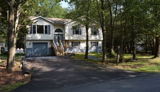 Poconos Summer Getaway: Family, Games & Memories!