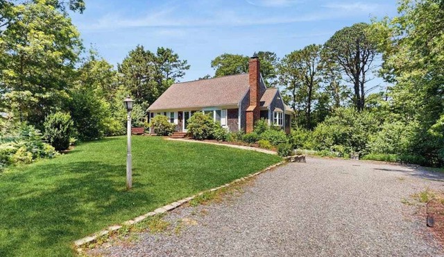 Pond view home w/AC, sunroom, kayak & near town and beaches