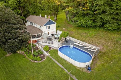 Pool | Hot Tub | 3 Min to Lake | Pets Allowed