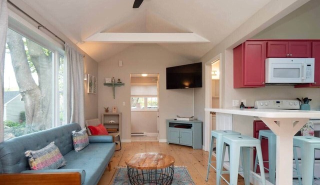 Pop, Bubble, and sun-drenched Cutie Cottage!