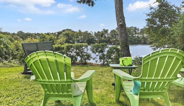 Poppys Pond: Pondfront Cape Home with A/C & Wifi