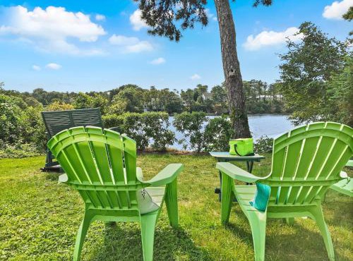 Poppys Pond: Pondfront Cape Home with A/C Wifi