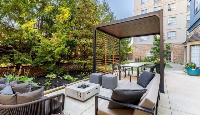 Premium 2BR Suite w/Kitchen | Breakfast + Pool in London