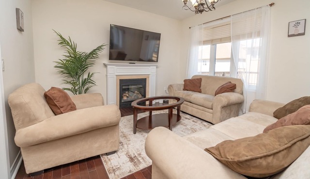 Premium 4 Bed, Parking & Steaming Services, Mins From UOW