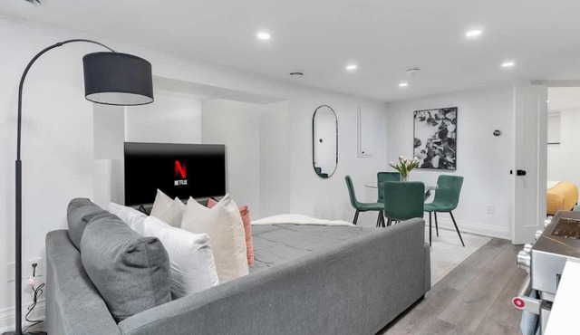 Prime Downtown 1BR Oasis With Free Spot & 55 TV in Toronto