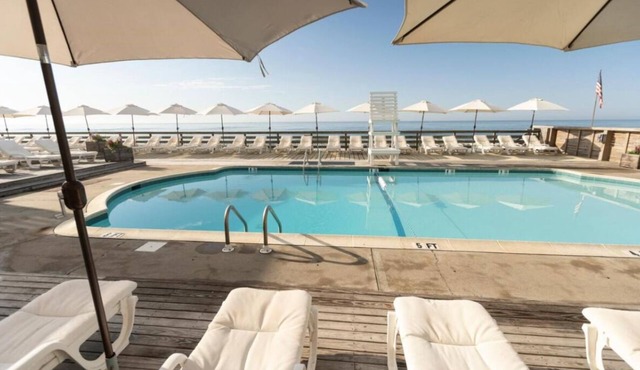 Prime Location! Free Parking & Breakfast, Pool, Near Second House Museum