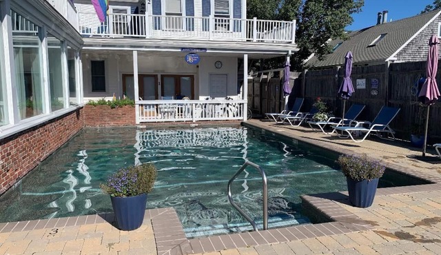 Prime West End , bright 2br/3ba on one level condo w/heated pool & spa.