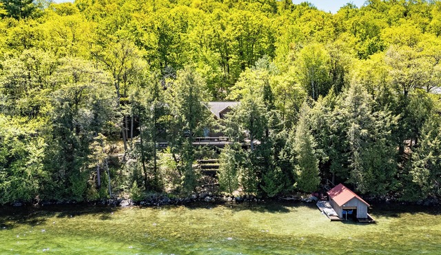 PRISTINE SKELETON LAKE - 5 Bedroom Cottage