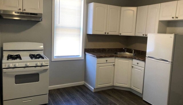 Private 2-bedroom, free parking, direct Manhattan bus 2 blocks away