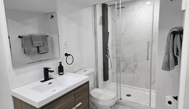 Private Entry - Modern & Bright Longueuil Suite in Longueuil